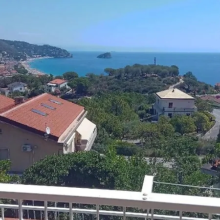 Mansarda A Noli شقة